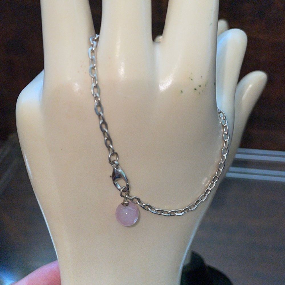 Pretty & feminine silver chain‎ bracelet with round pink stone pendant